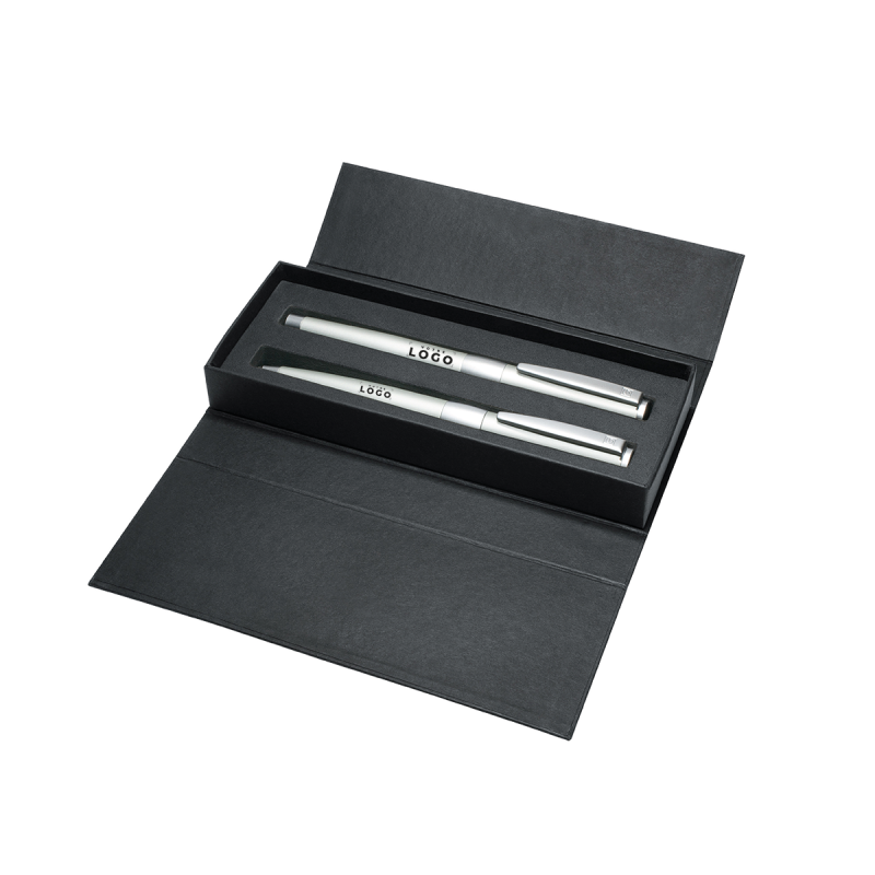 Parure avec un stylo à bille et un stylo plume