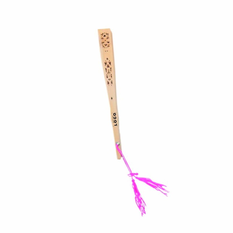 Éventail en bois ajouré