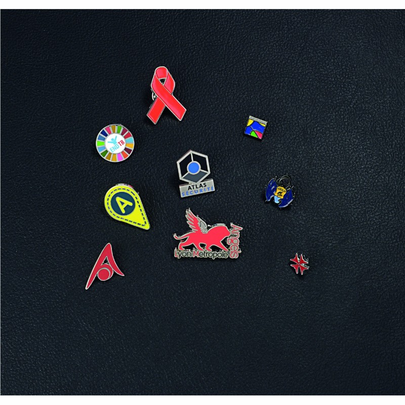 Pin's à la forme en Zamac avec marquage en résine de synthèse